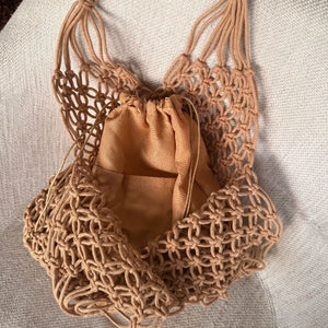 Detalhe da Bolsa de Crochê Helena mostrando textura e acabamento interno