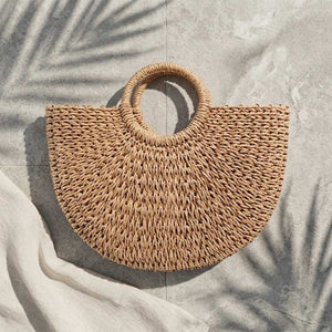 Detalhe da textura da bolsa de palha Ibiza meia-lua — trançado artesanal cáqui