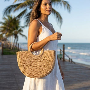 Bolsa Ibiza meia-lua palha natural — leve e sofisticada para o verão