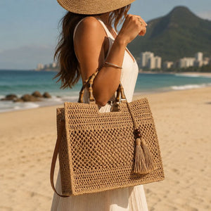 Mulher usando Bolsa Aveline Cáqui em passeio à beira-mar