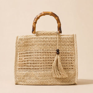 Bolsa de Palha Aveline Bege com alça de bambu em fundo neutro