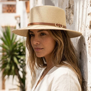 Mulher usando Chapéu Mirella Bege em ambiente externo