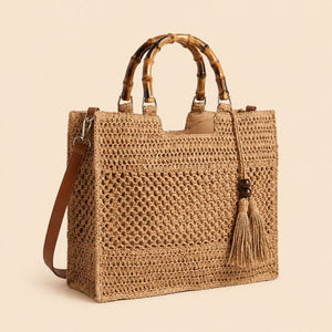 Bolsa de Palha Aveline Cáqui com alça de bambu em fundo neutro