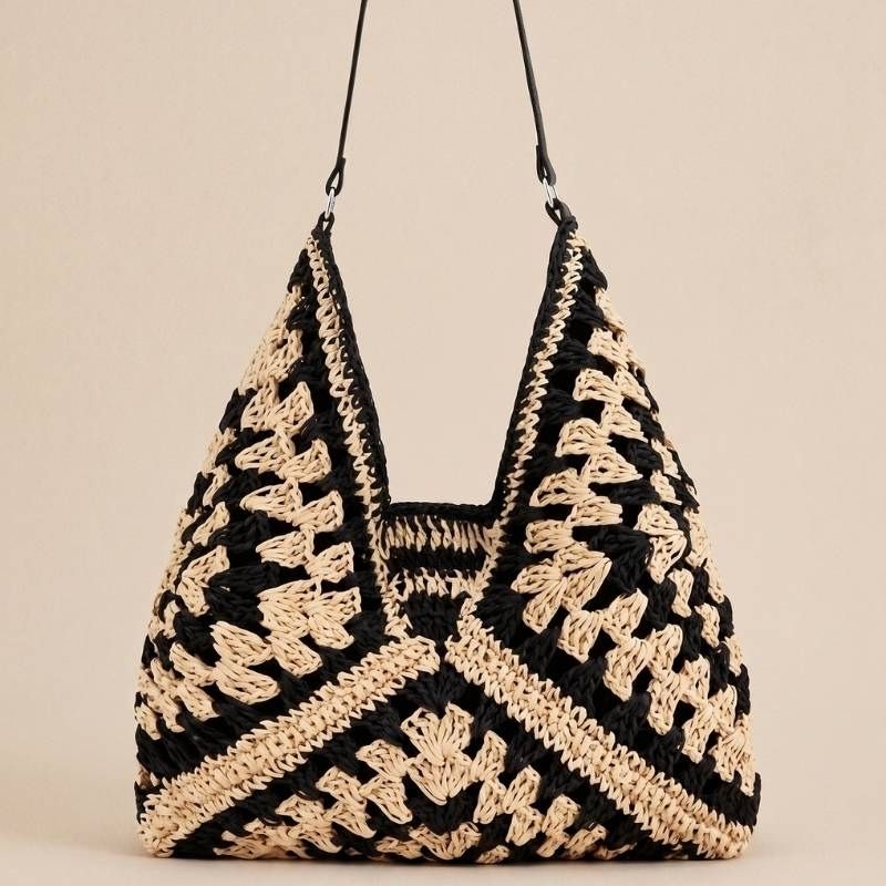 Bolsa de Crochê Bella bege com preto em fundo neutro