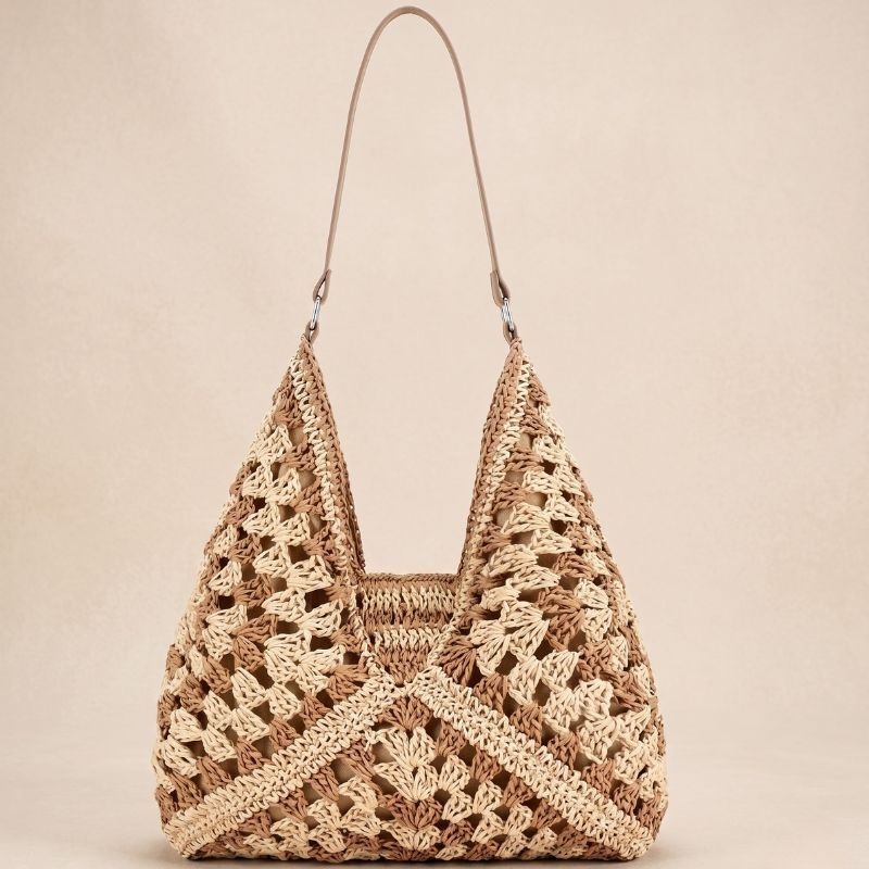 Bolsa de Crochê Clara bege com off-white em fundo neutro