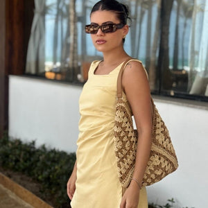 Mulher usando Bolsa de Crochê Clara bege com off-white em look de verão