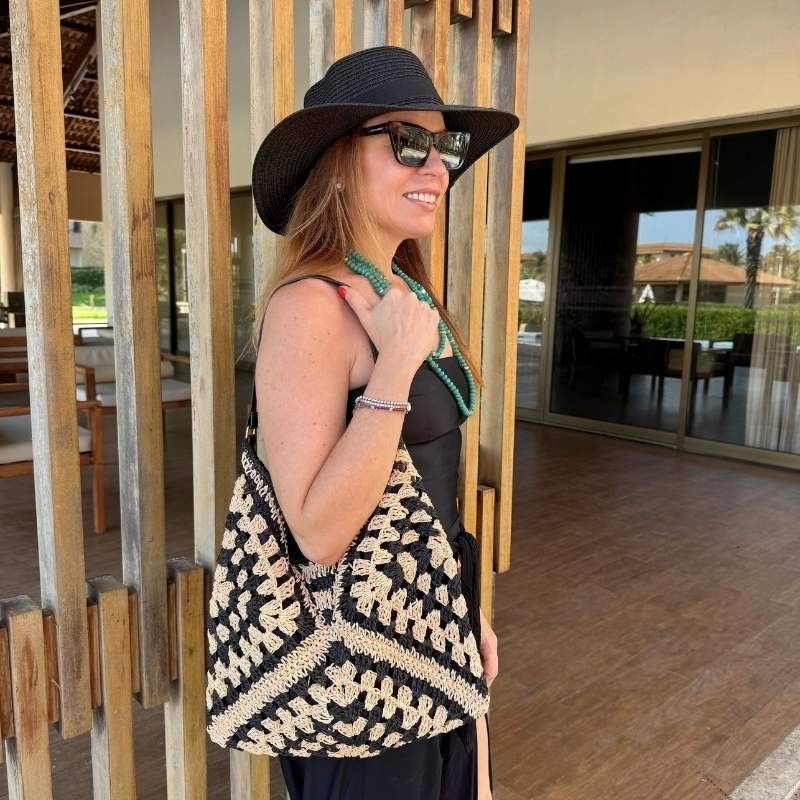 Mulher usando Bolsa de Crochê Bella bege com preto em look casual de verão