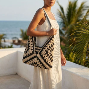 Mulher usando Bolsa de Crochê Bella bege com preto em look de verão