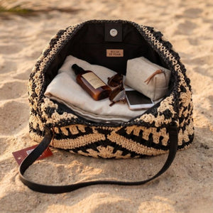 Interior da Bolsa de Crochê Bella com itens pessoais organizados