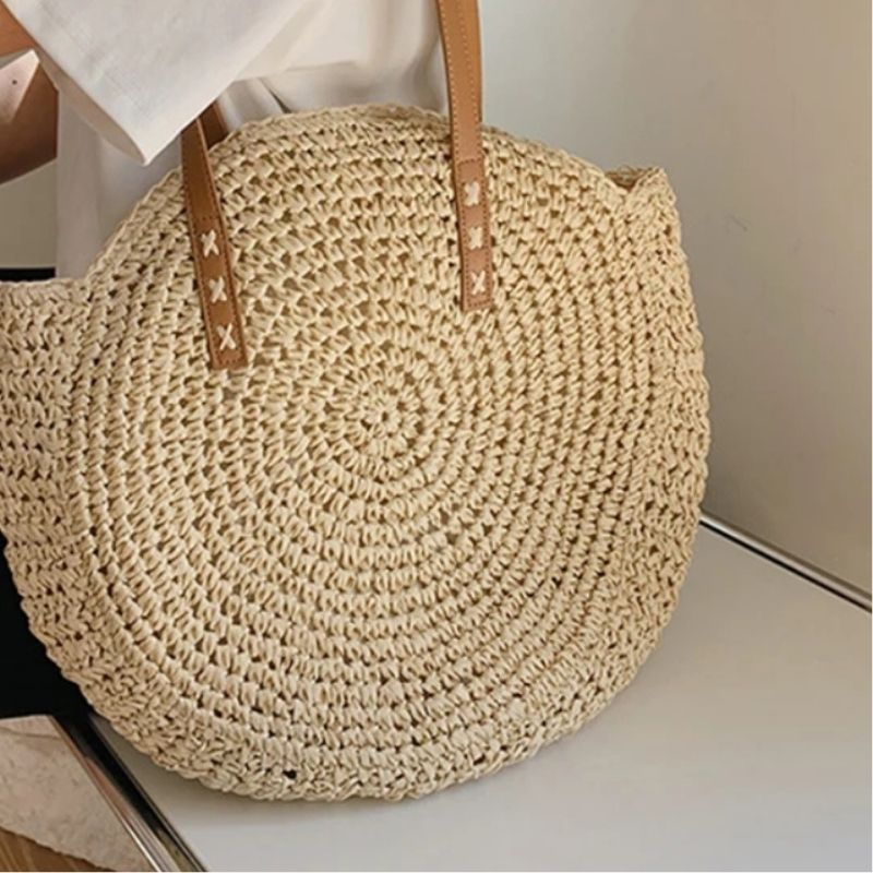 Detalhe frontal da Bolsa de Palha Rattan Cáqui mostrando a trama artesanal