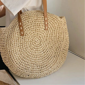 Detalhe frontal da Bolsa de Palha Rattan Cáqui mostrando a trama artesanal