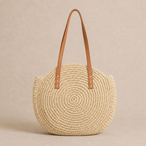Bolsa de Palha Rattan Cáqui com alças em couro em fundo neutro