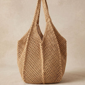 Bolsa de praia de crochê marrom em fundo neutro com design leve e espaçoso