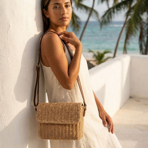bolsa de palha feminina compacta