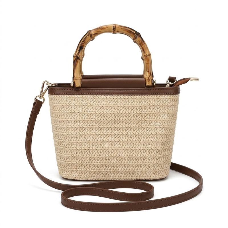 Bolsa de praia de palha com alça de bambu e couro marrom em fundo claro