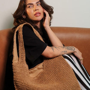 Bolsa de palha rattan cáqui vista lateral mostrando estrutura leve e sofisticada
