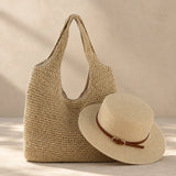 Conjunto de praia bege: bolsa de palha rattan e chapéu Panamá Mirella