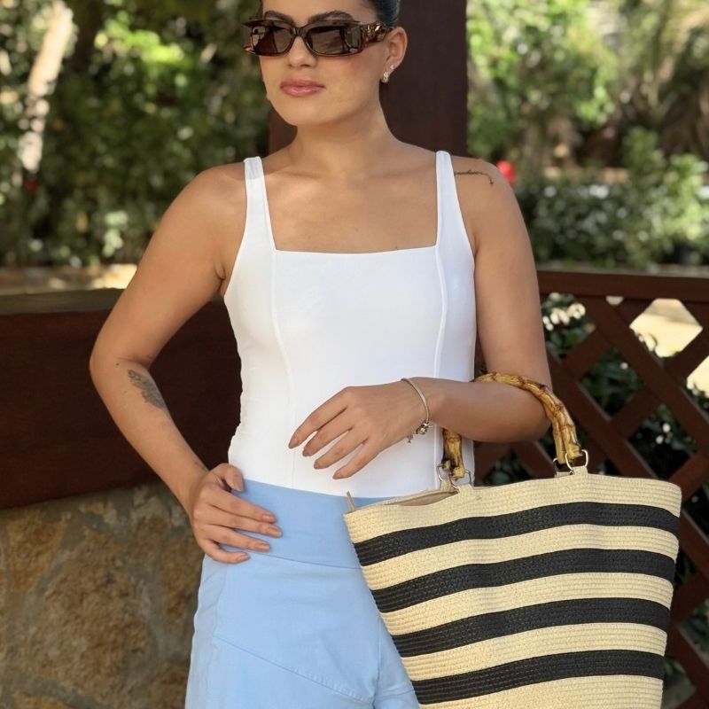 bolsa de praia de palha com alca em bambu