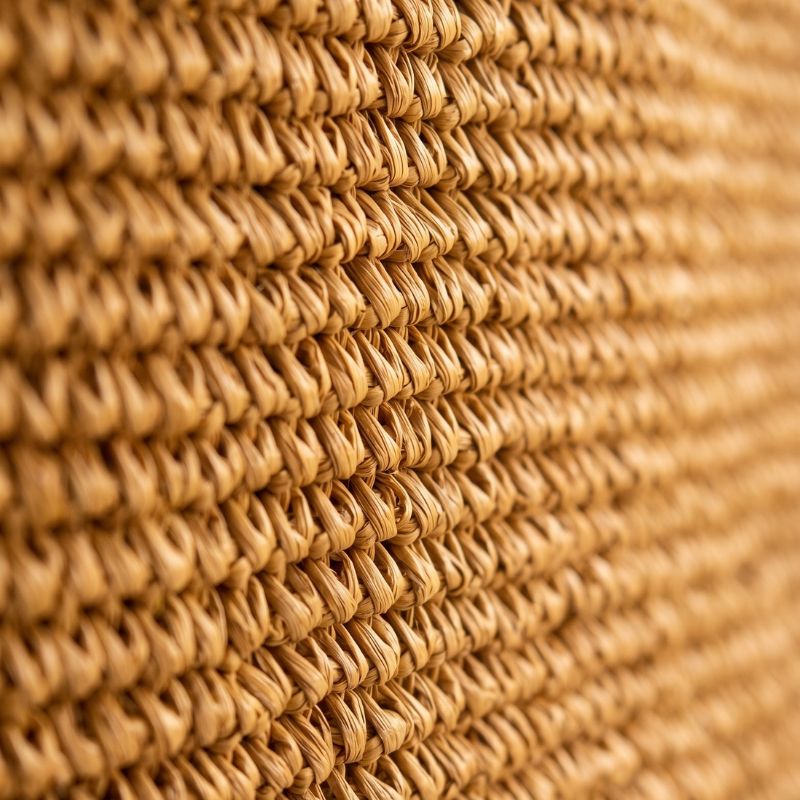 Close-up da textura em crochê da bolsa rattan cáqui mostrando o trançado artesanal