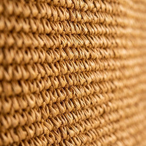 Close-up da textura em crochê da bolsa rattan cáqui mostrando o trançado artesanal